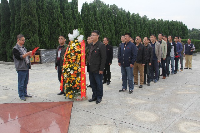 图片2：在纪念碑前向革命烈士敬献花篮.jpg